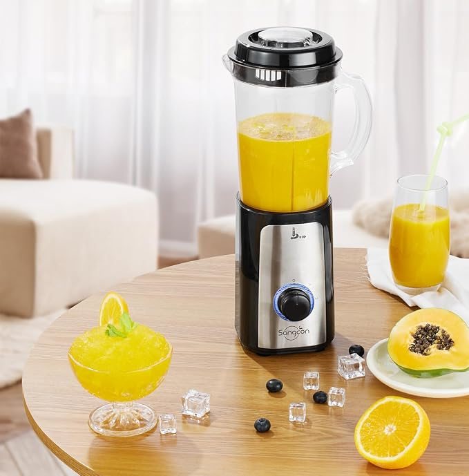 Blender Sangcon z dzbankiem soku na stole w salonie