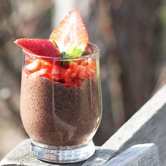 Pudding kakaowy z chia w szklance z truskawkami
