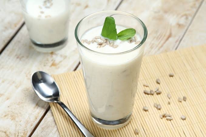 Kefir z otrębami w szklance z listkiem mięty
