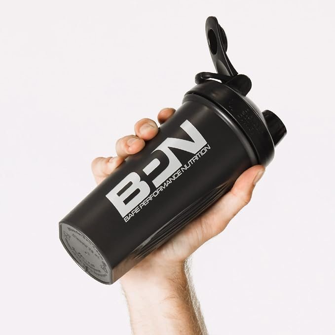Shaker BPN z otwartą klapką w dłoni