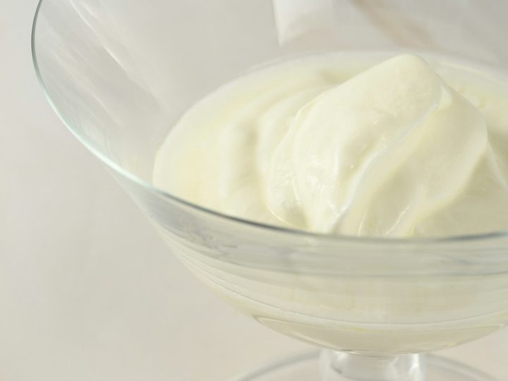 Jogurt naturalny w szklanej misce