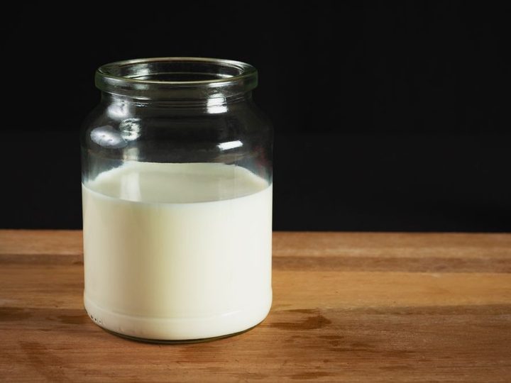Kefir w szklanym słoiku na drewnianym blacie
