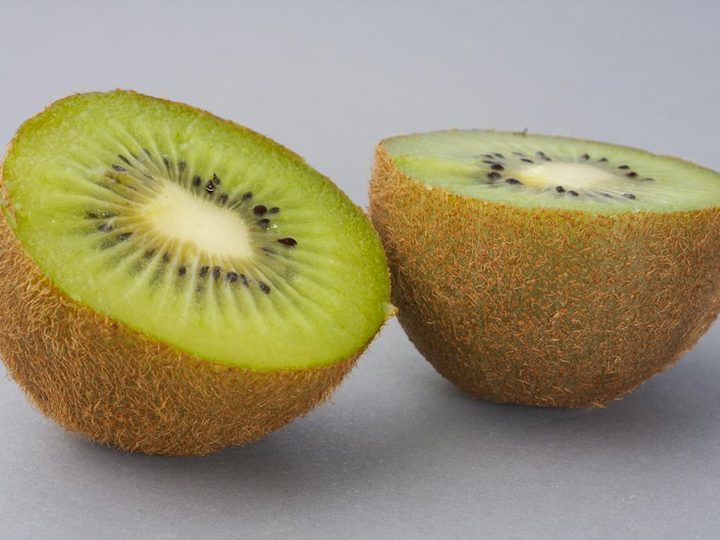 Przekrojone zielone kiwi