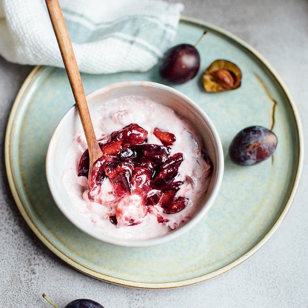 Jogurt naturalny ze śliwkami w miseczce