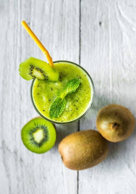 Zielony koktajl z kiwi i miętą w szklance